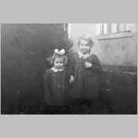 051-0070 Irene und Vera Bischoff im Jahre 1944.jpg